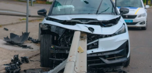 У Дніпрі водій Volkswagen врізався у відбійник та пошкодив три автівки