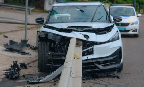 У Дніпрі водій Volkswagen врізався у відбійник та пошкодив три автівки