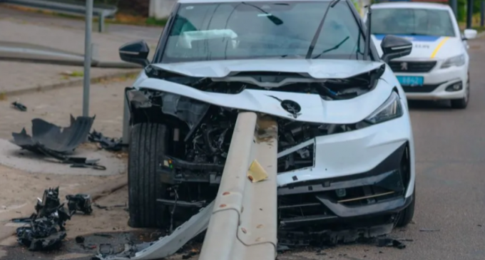 У Дніпрі водій Volkswagen врізався у відбійник та пошкодив три автівки
