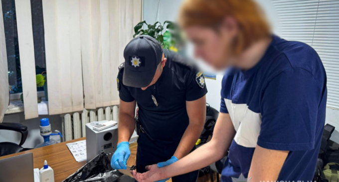 Понад 70 ножових поранень: зарізав дівчину та намагався втекти за кордон