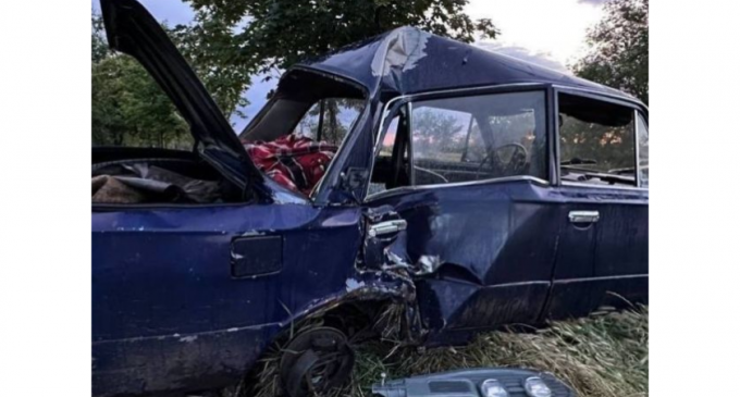 22-річному водію відірвало вухо: у Кривому Розі ВАЗ влетів у стовп