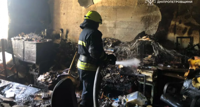 Вогнеборці Дніпра врятували жінку на пожежі у центрі міста