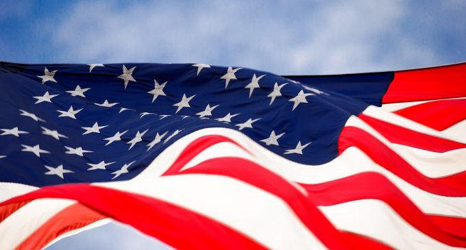Торговий дефіцит США різко скоротився завдяки найбільшому в історії падінню імпорту