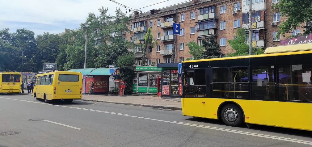 У Києві після обстрілу РФ громадський транспорт курсує зі змінами