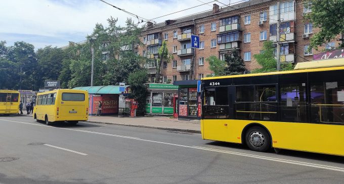 У Києві після обстрілу РФ громадський транспорт курсує зі змінами