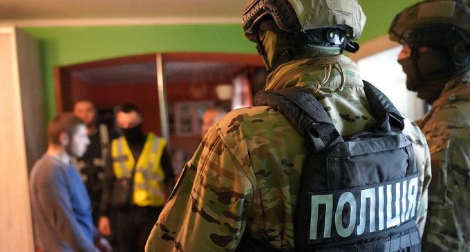 Нацполіція проводить масштабні рейди проти нелегальної зброї