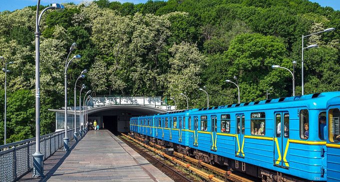 Пошкодження колії метро у Києві: як курсують поїзди