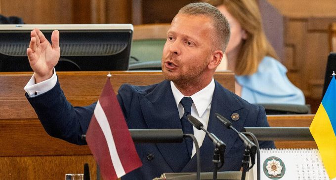 В Латвії після допиту відпустили депутата, який виступав російською