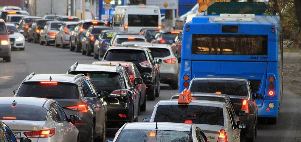 У Києві перекрили дві дороги та зачинено станцію метро: де діють обмеження