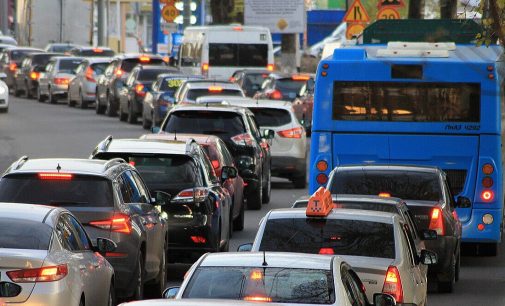 У Києві перекрили дві дороги та зачинено станцію метро: де діють обмеження