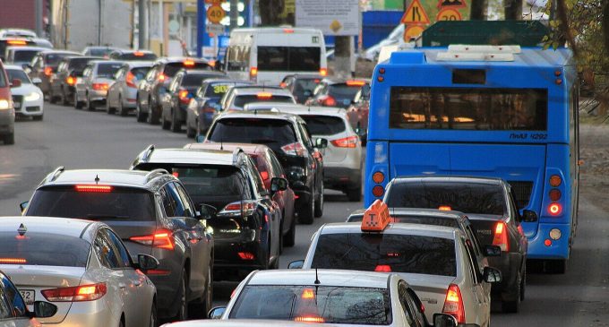 У Києві перекрили дві дороги та зачинено станцію метро: де діють обмеження