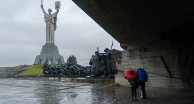 Київ накрив град з грозою: в окремих районах затопило вулиці