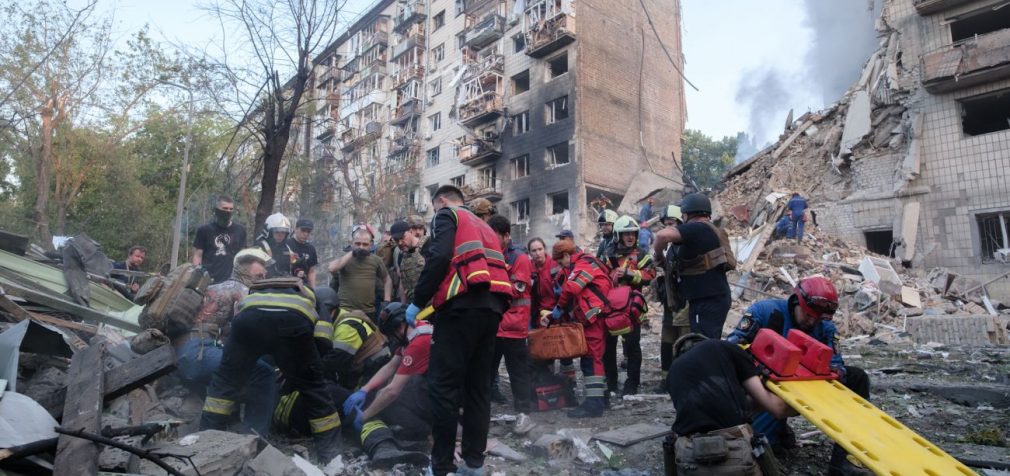 Нічний удар РФ по Києву: з-під завалів багатоповерхівки дістали тіла ще п’яти загиблих