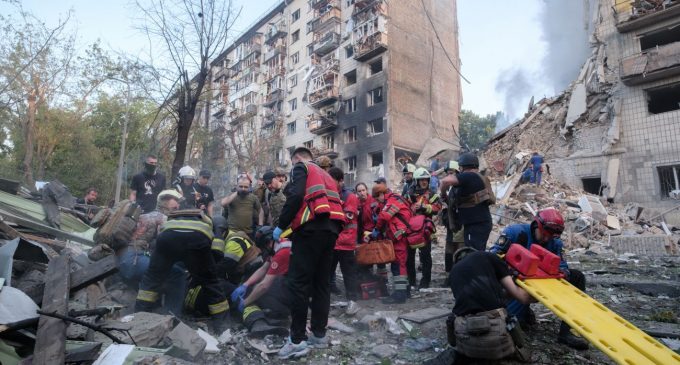 Нічний удар РФ по Києву: з-під завалів багатоповерхівки дістали тіла ще п’яти загиблих