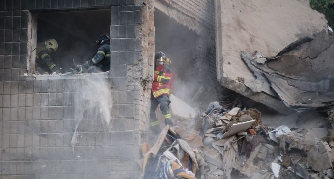 У Києві під завалами зруйнованого будинку продовжують діставати тіла жертв