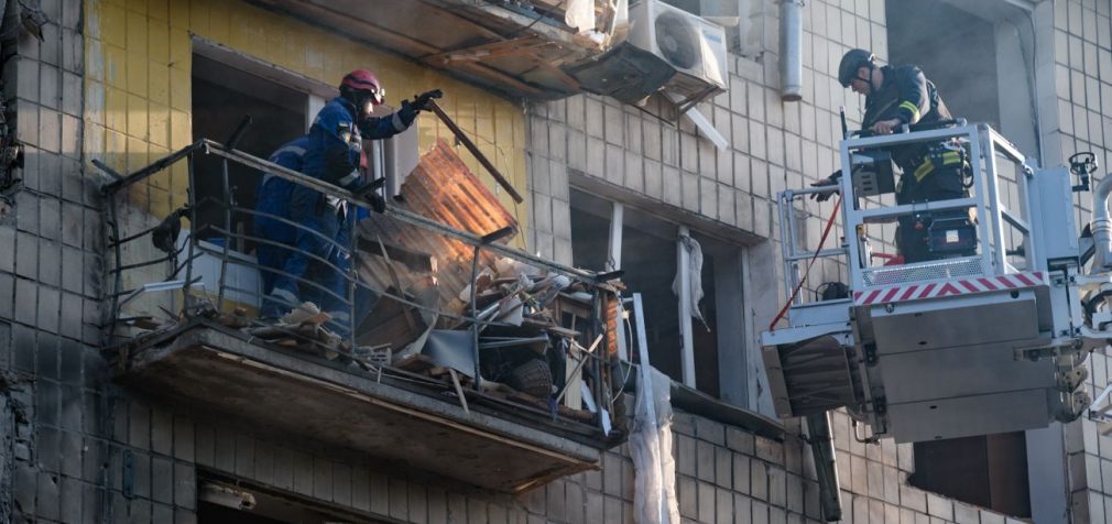 Удар по Києву: в одному з пошкоджених будинків обвалилися сходи