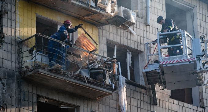 Удар по Києву: в одному з пошкоджених будинків обвалилися сходи