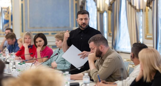 Росіяни підкинули тіла своїх 20 загиблих: Зеленський показав докази