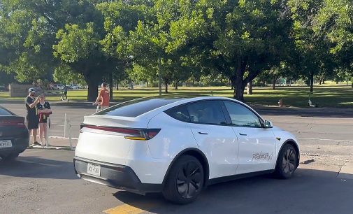 Регулятори занепокоєні необережним водінням роботаксі Tesla