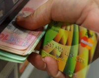 Викрала гроші з картки знайомої: у Нікопольському районі жінці повідомлено про підозру