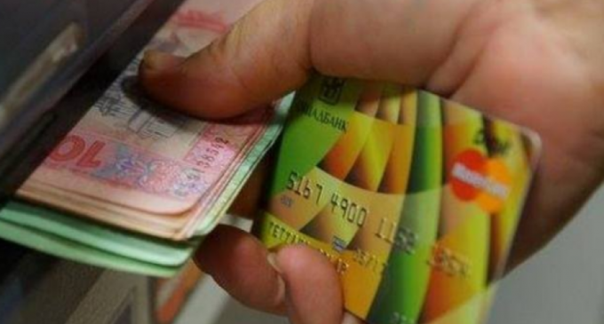 Викрала гроші з картки знайомої: у Нікопольському районі жінці повідомлено про підозру