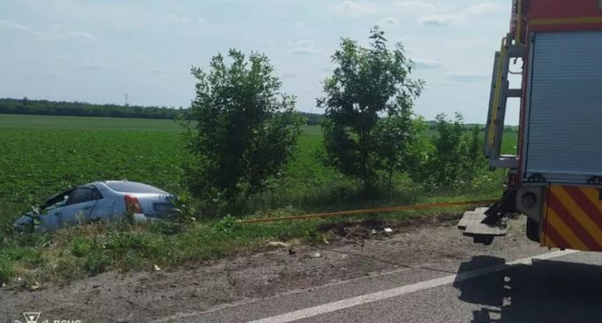 ДТП у Дніпровському районі: водій не впорався з керуванням, автівка злетіла у кювет