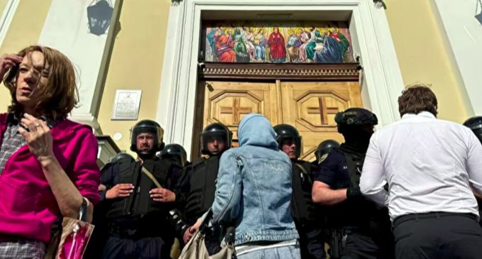 Зіткнення біля собору у Чернівцях: 12 постраждалих, серед них поліцейські