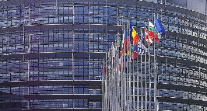 Єврокомісія представила план повної зупинки імпорту газу та нафти з РФ