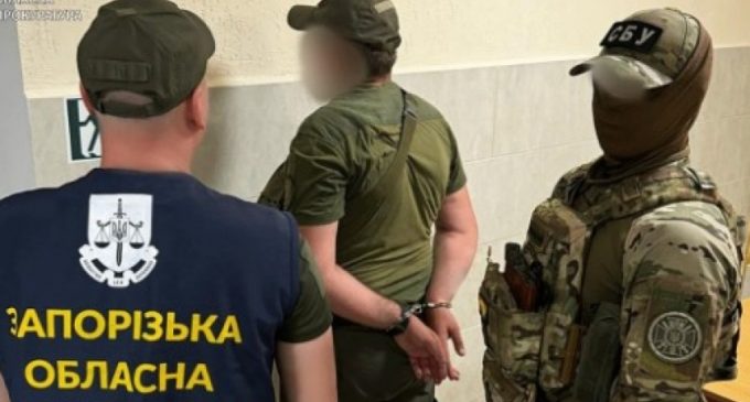 Передавав наркотики засудженим за винагороду: працівнику виправної установи на Запоріжжі повідомлено про підозру