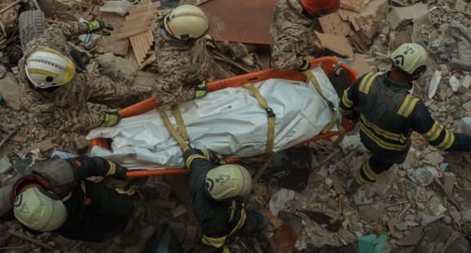 Нічна атака на Київ: рятувальники дістали тіло ще однієї жертви