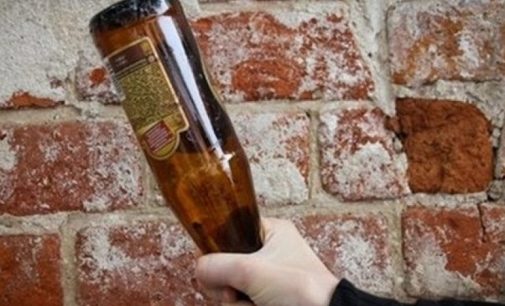 Вдарив скляною пляшкою по голові: у Дніпрі судитимуть чоловіка за побиття знайомого