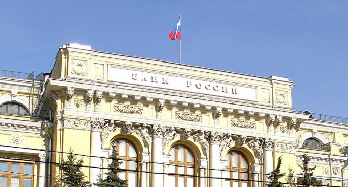 Центробанк Росії вперше з вересня 2022 року знизив до 20% ключову ставку