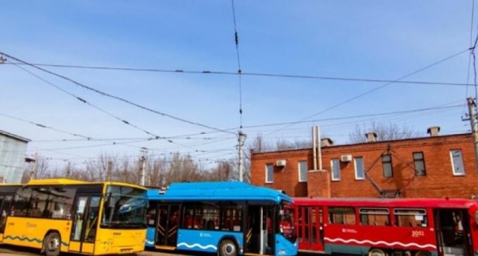 Зміни у графіках: як курсує громадський транспорт у Дніпрі 23 червня