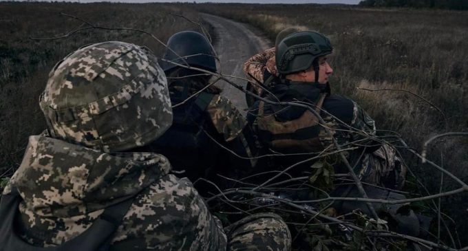 Крим палає, а ворог штурмує безупинно: що відомо про пекельну добу на фронті