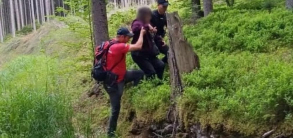 На Кривопільському перевалі надзвичайники врятували мешканку Дніпропетровщини, яка заблукала під час походу