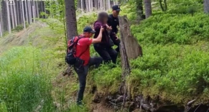 На Кривопільському перевалі надзвичайники врятували мешканку Дніпропетровщини, яка заблукала під час походу