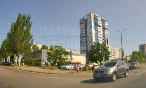 У Запоріжжі водійка під час хвилини мовчання проїхала на заборонний жест регулювальника