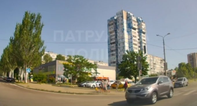У Запоріжжі водійка під час хвилини мовчання проїхала на заборонний жест регулювальника