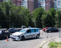 На Запорізькому шосе у Дніпрі Dacia влетіла у BMW: одного з водіїв госпіталізовано до лікарні