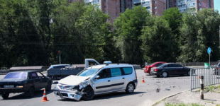 На Запорізькому шосе у Дніпрі Dacia влетіла у BMW: одного з водіїв госпіталізовано до лікарні