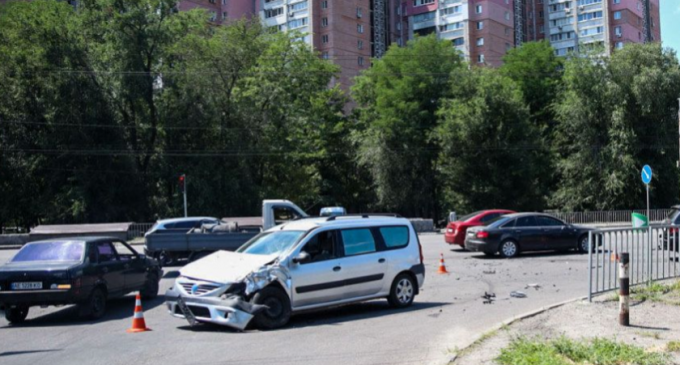 На Запорізькому шосе у Дніпрі Dacia влетіла у BMW: одного з водіїв госпіталізовано до лікарні