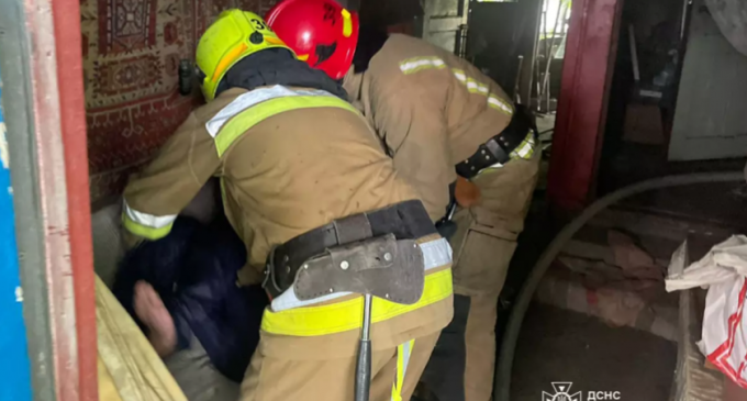 Жовті Води: ліквідовуючи пожежу у будинку, вогнеборці врятували чоловіка