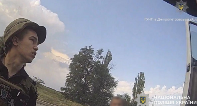 Поліцейські врятували водія вантажівки після удару ворожого дрону на Дніпропетровщині