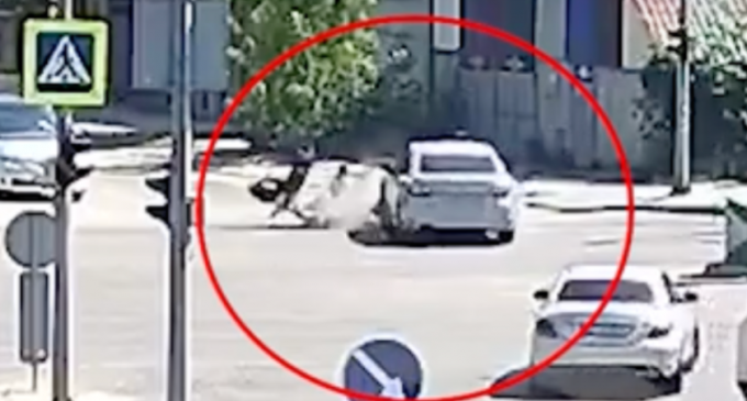 На Запорізькому шосе у Дніпрі зіткнулися Subaru та мотоцикл: постраждав водій двоколісного