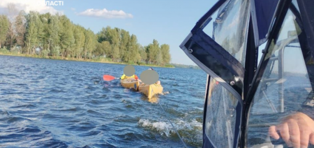 У Дніпрі водний патруль врятував жінку з дітьми, яких віднесло вітром на байдарках