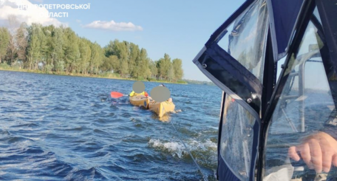 У Дніпрі водний патруль врятував жінку з дітьми, яких віднесло вітром на байдарках