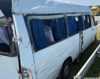 Зіткнувся з «Volkswagen», вʼїхав у відбійник та перекинувся: у Самарі маршрутка з пасажирами потрапила в ДТП