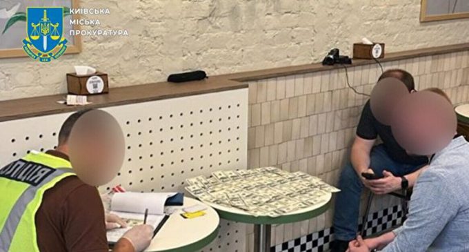 Працівник суду пропонував колегам за $5900 вирішити питання з оновленням даних в ТЦК