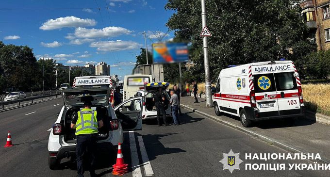 У Києві маршрутка влетіла у вантажівку: постраждали 9 людей