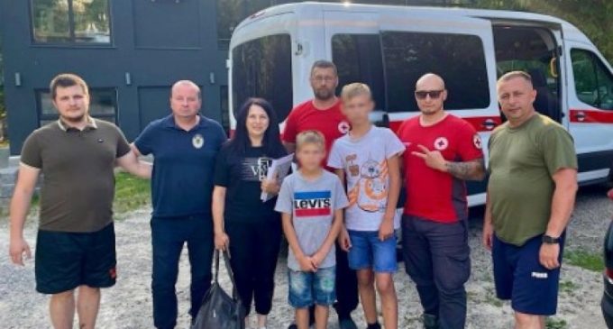 Поліцейські допомогли двом братам виїхати з прифронтової Нікопольщини до більш безпечного місця